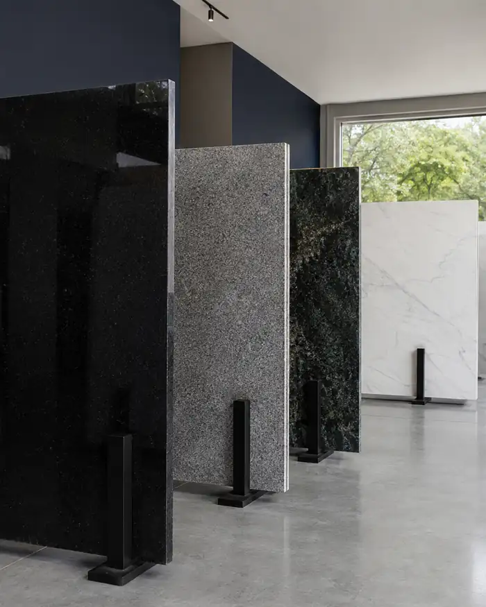 Chapas de mármore e granito em pé no showroom da marmoraria em Maringá